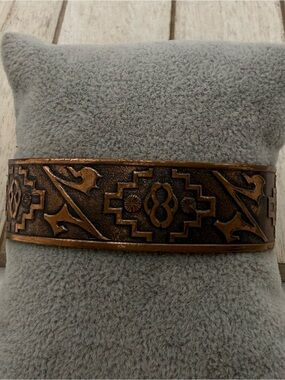Vintage handcrafted Embossed Copper Cuff Bracelet - Brown Copper